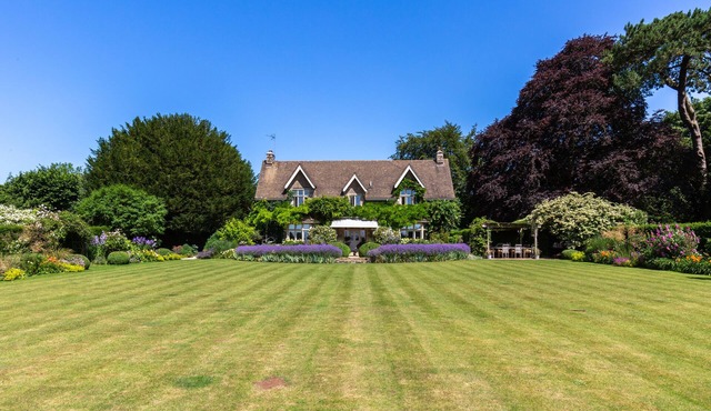 Outstandingly Beautiful Cotswold Retreat w.swimming&tennis