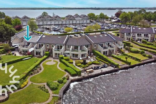OV756 - Spacious 2-person apartment near Giethoorn with a beautiful view over the water