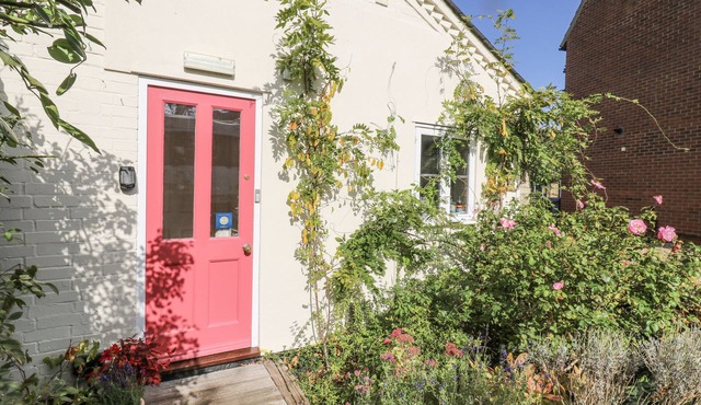 OVER VILLAGE STUDIO, character holiday cottage in Over