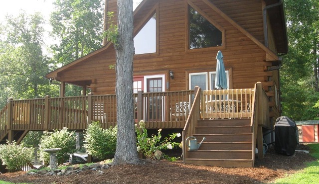Overlook Cabin -ONLY 3 MILES to TIEC / CLOSEST GATED COMM / MT & SUNSET VIEWS
