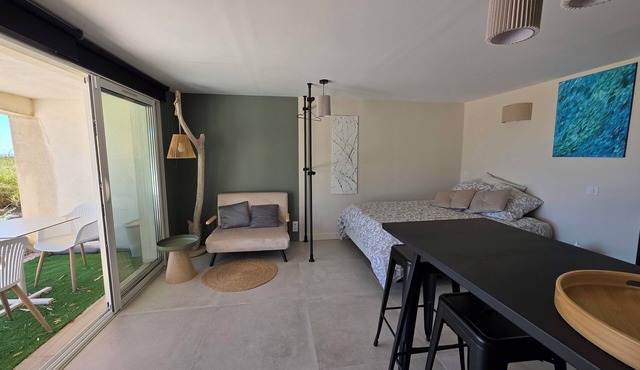 Overlooking the Mediterranean, cozy studio with outdoor space, 3 minutes from the beach