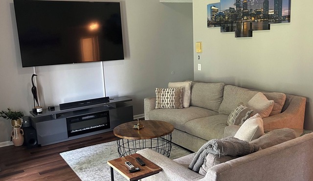 Oversized 2BR with 86" TV & Fully Stocked Kitchen & Pantry! Pet friendly!