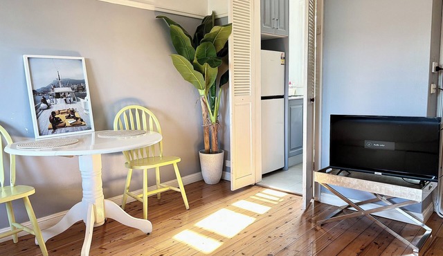 OVERSIZED, CONTEMPORARY & CHARMING-GREAT VALUE!3min train to CBD/Shared Parking.