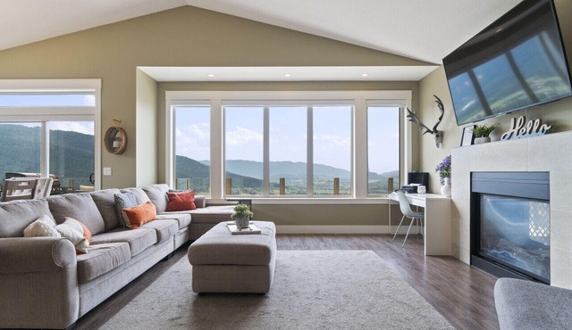 OWAV-Upper · 3 bed, 2 bath upper suite overlooking the city