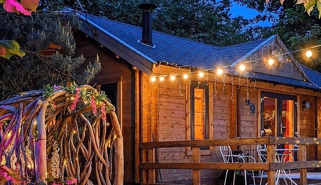 Owl Lodge With Hot Tub and Massage Treatments