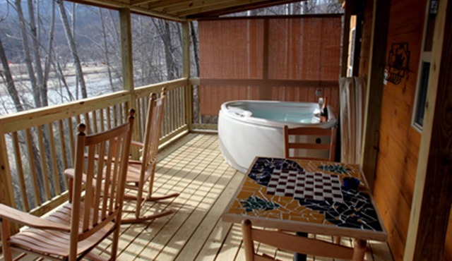 Owl's Nest Cabin. Romantic Cabin on beautiful Lake Lure!
