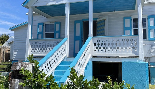 Pa Willie’s - Locally owned historic cottage conveniently located with dock.