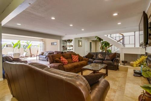 PACIFIC BEACH MANSION