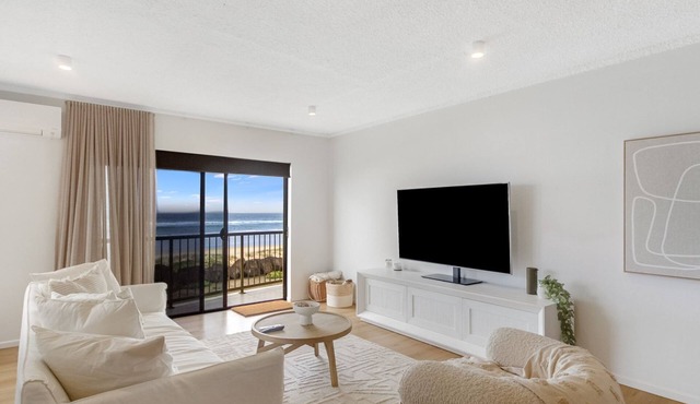 Pacific Breeze 3 - Absolute Beachfront Luxury - All Linen Provided - Min. 2 night stays!