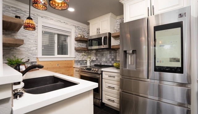 Pacific NW Heaven: Modern, remodeled 3BR/2Bath Pool/Spa/Fitness, & Views!