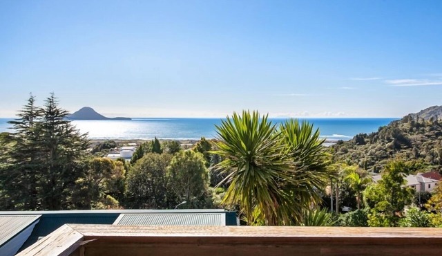 PACIFIC OCEAN HEIGHTS: Stunning sea and island views