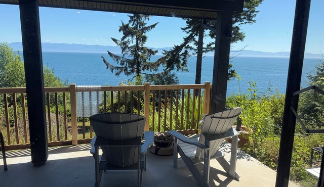 Pacific Oceanfront 2 king beds/2 bath, firepit, stairs to ocean deck, rainforest