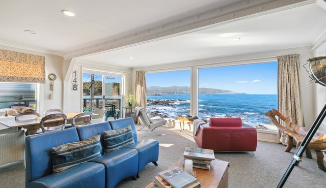 Pacific Oceanfront home near airport with stunning views