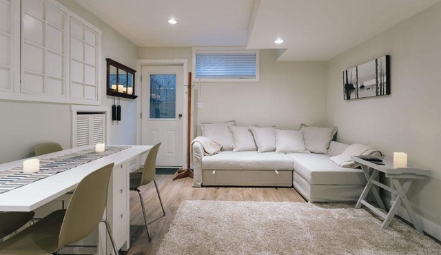 “Pacific Spirit Park” SAUNA new modern suite UBC