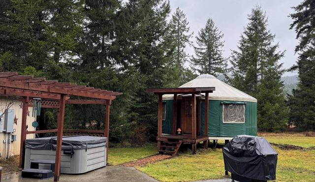 Pacific Yurt at the foothills of Mount Rainier with new Hot tub-Fire Pit-Wifi