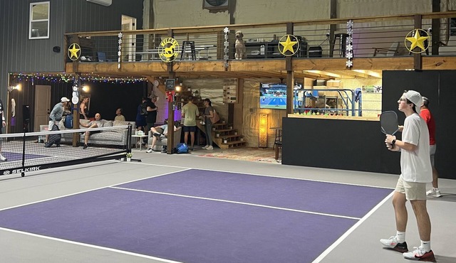 Paddle Creek Retreat! Reservations Include 2 Indoor PICKLEBALL Courts!