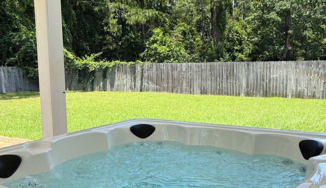Paddle, Splash & Play - Home away from Home with HotTub & 5 min. to NavarreBeach