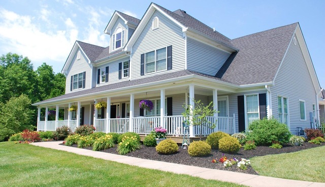 Paddock Apt Luxury Family King Suite with sun room and jacuzzi tub