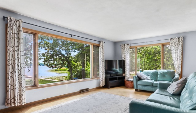 Paddock Lakeside Retreat