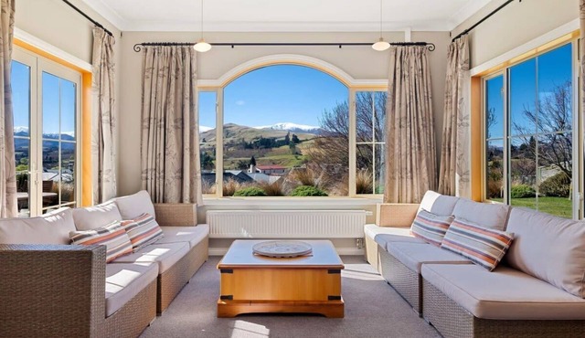 Paeroa View Summary: