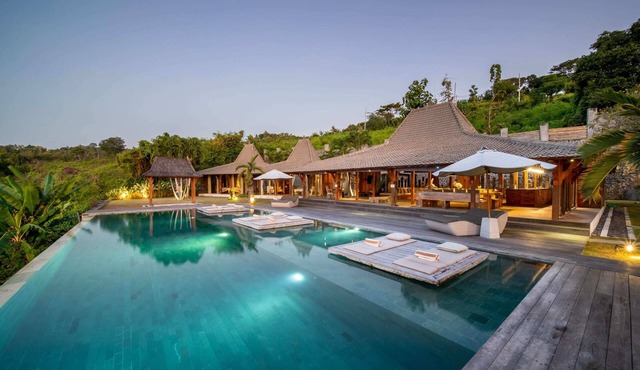 Palatial Wooden Villa, 4br, Lovina