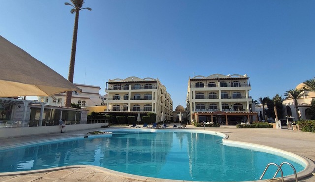 Palm Beach Piazza, Large apartment, garden view. Close to pool and private beach