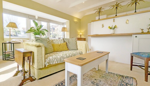 Palm Tree Cottage - an annexe that sleeps 2 guests in 1 bedroom