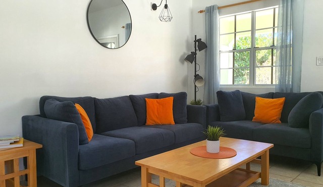 Palm Tree Cottage, with leisure pool, near the Beach