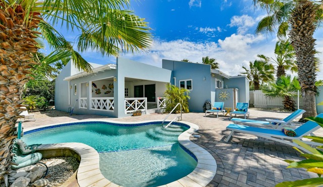 Palm trees, Private pool, Minutes from fabulous beaches.