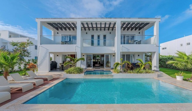 Palm Villa 4BR Luxe pool retreat
