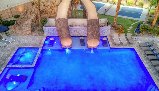 Palm Villa- Luxury 8 Bed, Pickleball, Volleyball, Golf