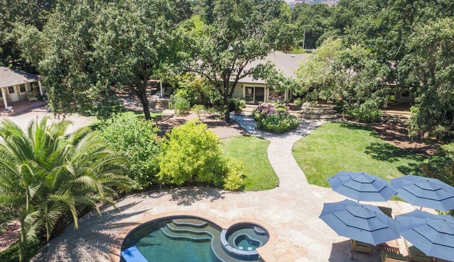 Palmer Oaks Farmhouse - Pool, hot tub & cottage. 5 bedrooms. A unique experience