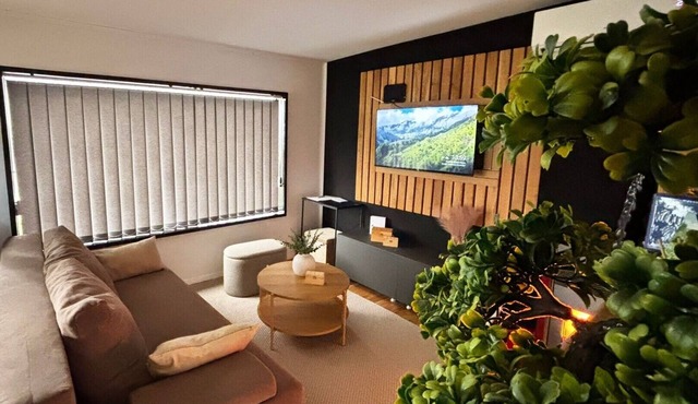 PANORAMA HOUSE - Panoramic Mountain Retreat - Private BBQ & Sun Deck