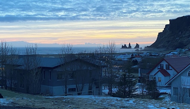 Panorama Vík - Charming 2-bedroom apartment in Vík with stunning views.