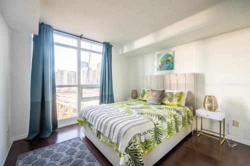Panoramic 2 Bedroom Condo with Terrace Fort York Downtown Toronto