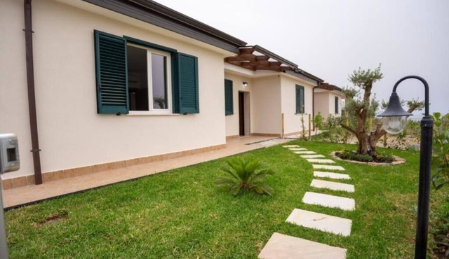 Panoramic and modern villa with garden, comfort and relaxation close to the sea
