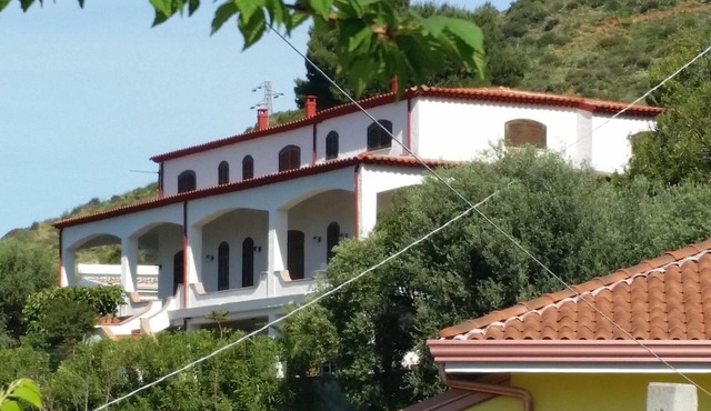 Panoramic apartment in villa 300 meters from the sea, private garden with sea view