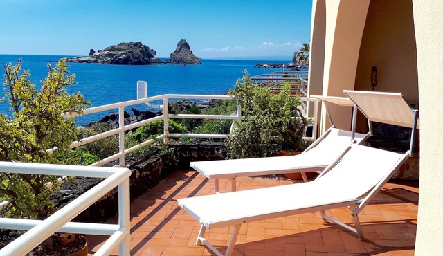 Panoramic apartment on the sea