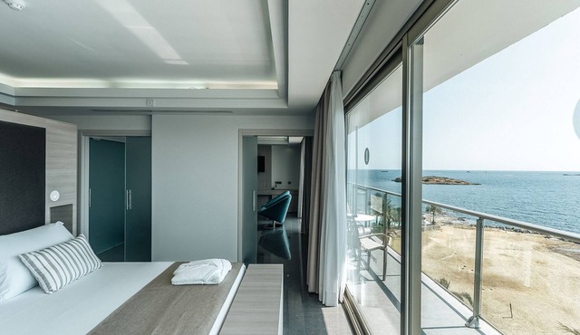 Panoramic balcony views, double whirlpool bathtub in Life suite at Ibiza Twins