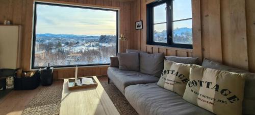 Panoramic Cabin With Forest And Mountain Views