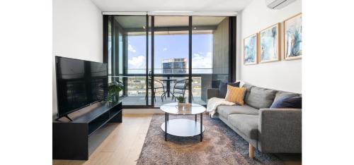 Panoramic City Docklands 2BR Luxury With Pool Gym Parking