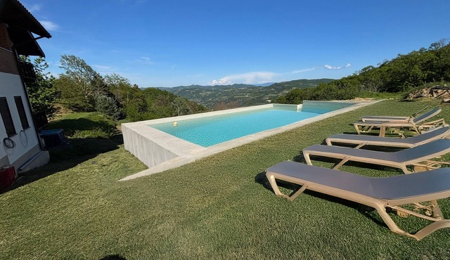Panoramic Estate in the Langhe with Pool - Up to 12 Guests, Ideal for Groups