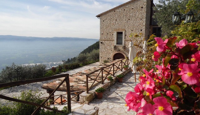 PANORAMIC FARMHOUSE IN UMBRIA IN SPELLO. MEDIEVAL RESIDENCE WITH RESTAURANT