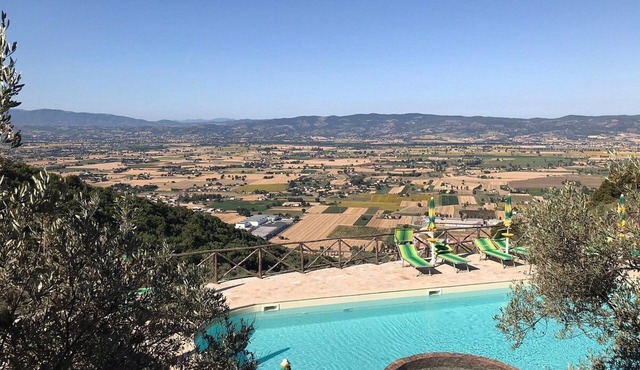 PANORAMIC FARMHOUSE IN UMBRIA IN SPELLO. MEDIEVAL RESIDENCE WITH RESTAURANT