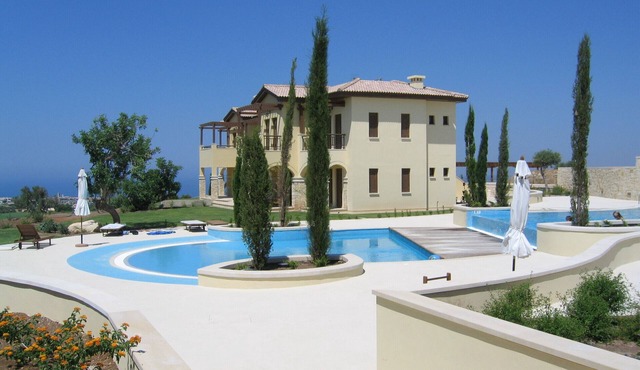Panoramic Golf & Sea Views From Lux Apartment & Private Garden. Free WIFI/UK TV