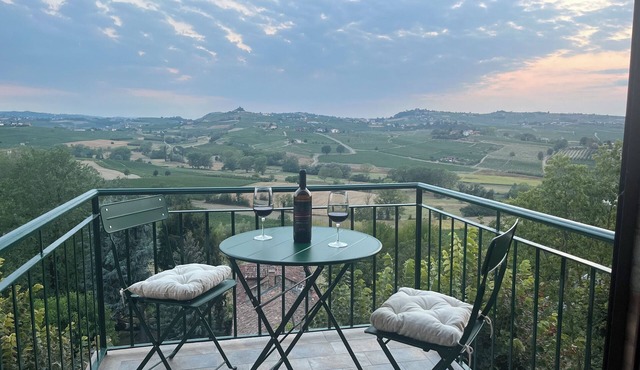 PANORAMIC HILLSIDE APARTMENT