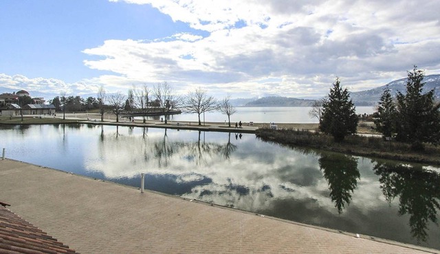 Panoramic Lake View Fabulous 2-storey Townhome in Discovery Bay Resort