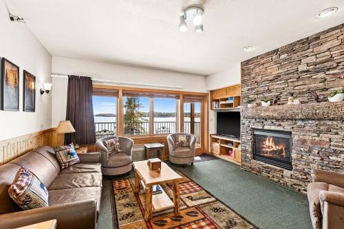 Panoramic Lake Views King Suites, Kitchen, Whirlpool Soaking Tubs and Hot Tub