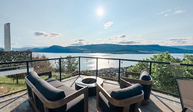 Panoramic Lakeview cabin w/fire table and private hot tub at LaCasa Resort