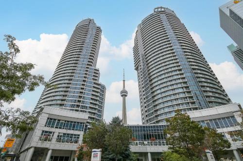 Panoramic Lakeview Resort Living 3BDR with Gym, Pool, Free parking